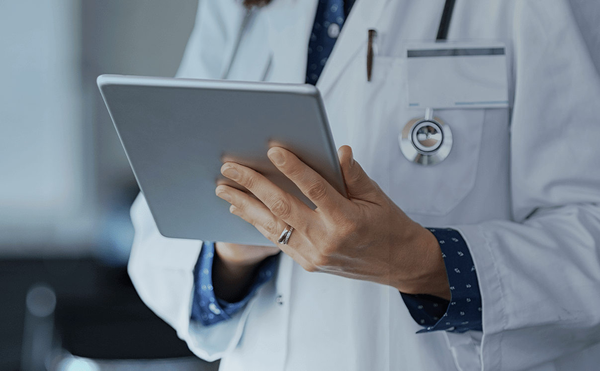 Médica utilizando a plataforma MEMED em um tablet
